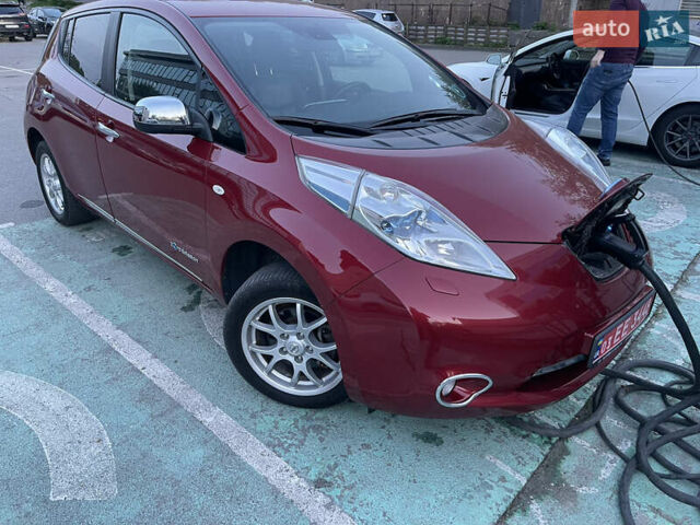 Красный Ниссан Лиф, объемом двигателя 0 л и пробегом 136 тыс. км за 8800 $, фото 3 на Automoto.ua