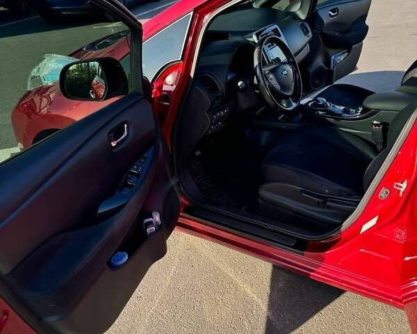 Красный Ниссан Лиф, объемом двигателя 0 л и пробегом 149 тыс. км за 7500 $, фото 11 на Automoto.ua