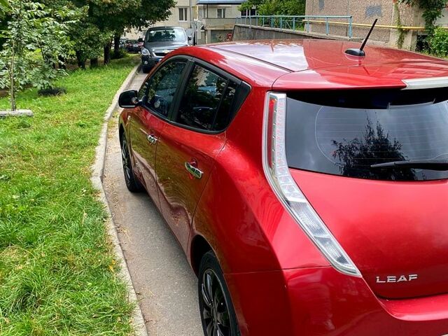 Красный Ниссан Лиф, объемом двигателя 0 л и пробегом 334 тыс. км за 5100 $, фото 1 на Automoto.ua