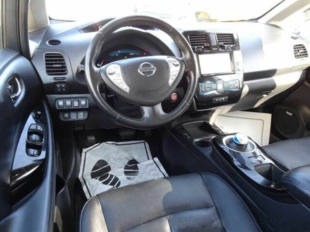 Красный Ниссан Лиф, объемом двигателя 0 л и пробегом 90 тыс. км за 6200 $, фото 8 на Automoto.ua