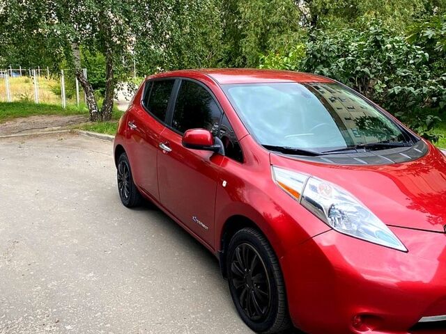 Красный Ниссан Лиф, объемом двигателя 0 л и пробегом 334 тыс. км за 5100 $, фото 4 на Automoto.ua