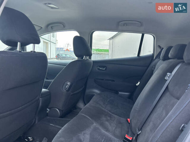 Красный Ниссан Лиф, объемом двигателя 0 л и пробегом 90 тыс. км за 6800 $, фото 8 на Automoto.ua