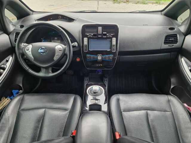 Красный Ниссан Лиф, объемом двигателя 0 л и пробегом 140 тыс. км за 6950 $, фото 2 на Automoto.ua