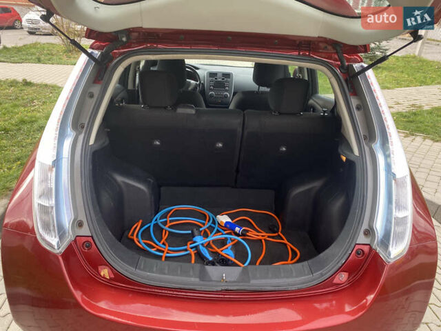 Красный Ниссан Лиф, объемом двигателя 0 л и пробегом 108 тыс. км за 5999 $, фото 6 на Automoto.ua