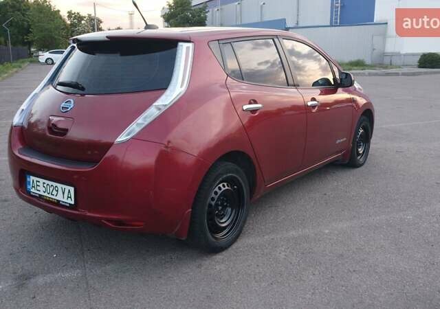 Красный Ниссан Лиф, объемом двигателя 0 л и пробегом 205 тыс. км за 4750 $, фото 6 на Automoto.ua