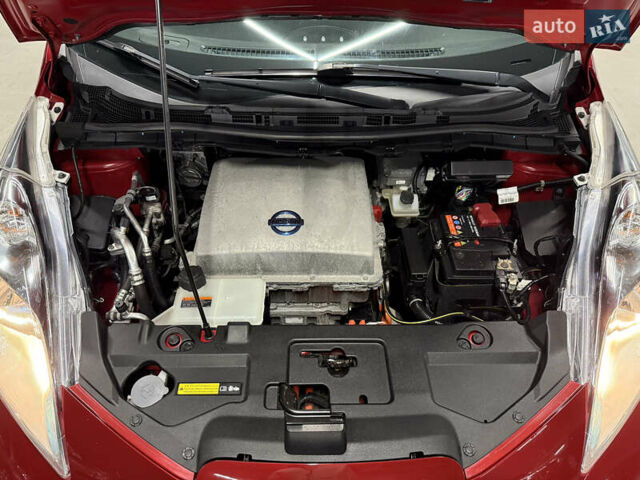 Красный Ниссан Лиф, объемом двигателя 0 л и пробегом 153 тыс. км за 6900 $, фото 31 на Automoto.ua