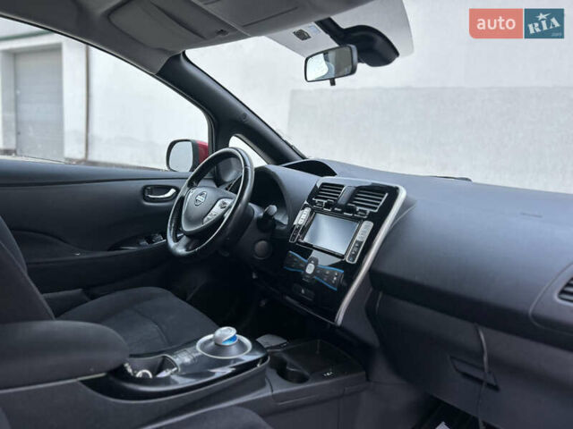 Красный Ниссан Лиф, объемом двигателя 0 л и пробегом 90 тыс. км за 6800 $, фото 11 на Automoto.ua