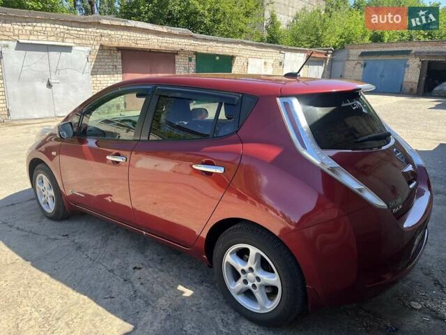 Красный Ниссан Лиф, объемом двигателя 0 л и пробегом 108 тыс. км за 7700 $, фото 3 на Automoto.ua