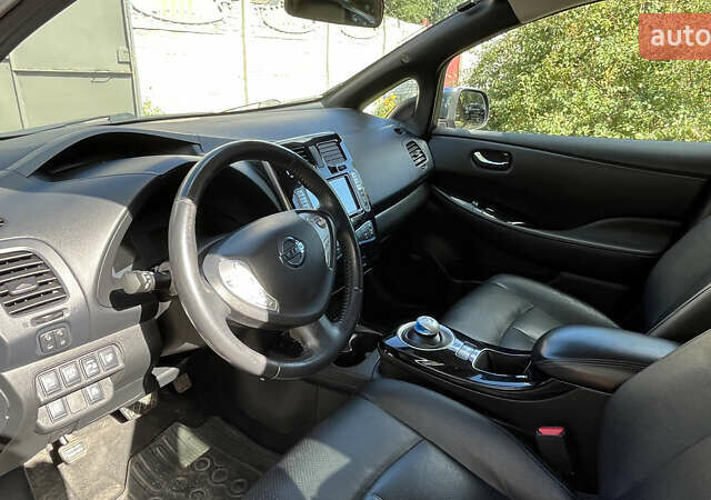 Красный Ниссан Лиф, объемом двигателя 0 л и пробегом 98 тыс. км за 8200 $, фото 3 на Automoto.ua