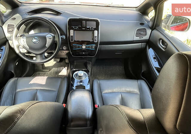 Красный Ниссан Лиф, объемом двигателя 0 л и пробегом 98 тыс. км за 8200 $, фото 5 на Automoto.ua