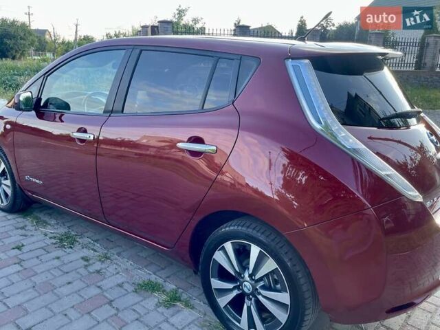 Ниссан Лиф 2014 в Виннице на Automoto.ua Красный Ниссан Лиф, объемом двигателя 0 л и пробегом 114 тыс. км за 6950 $, фото 3 на Automoto.ua