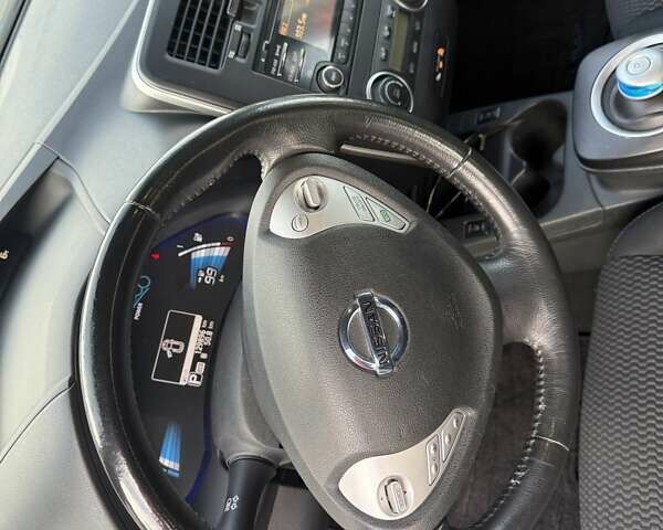 Красный Ниссан Лиф, объемом двигателя 0 л и пробегом 129 тыс. км за 6300 $, фото 16 на Automoto.ua