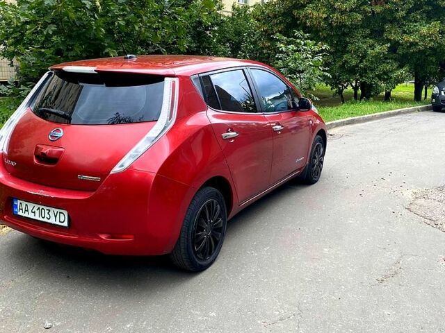 Красный Ниссан Лиф, объемом двигателя 0 л и пробегом 334 тыс. км за 5100 $, фото 3 на Automoto.ua