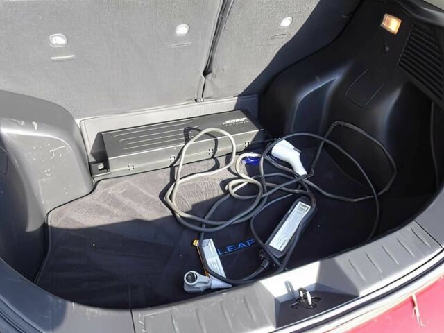 Красный Ниссан Лиф, объемом двигателя 0 л и пробегом 85 тыс. км за 4700 $, фото 15 на Automoto.ua