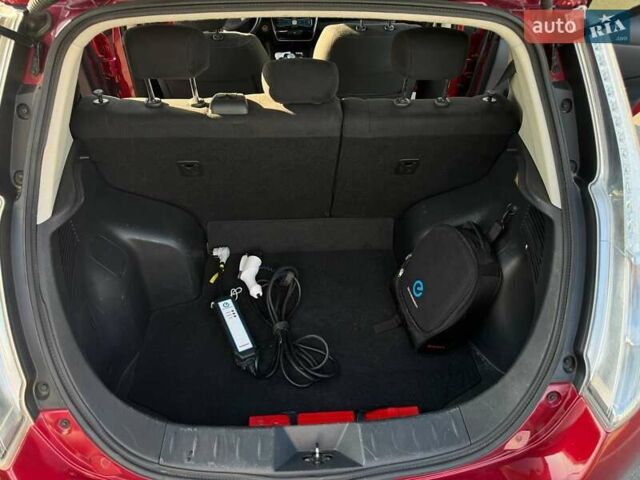 Красный Ниссан Лиф, объемом двигателя 0 л и пробегом 149 тыс. км за 7500 $, фото 9 на Automoto.ua