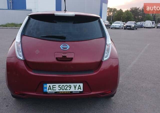 Красный Ниссан Лиф, объемом двигателя 0 л и пробегом 205 тыс. км за 4750 $, фото 5 на Automoto.ua