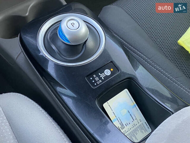 Красный Ниссан Лиф, объемом двигателя 0 л и пробегом 192 тыс. км за 5300 $, фото 18 на Automoto.ua