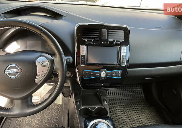 Красный Ниссан Лиф, объемом двигателя 0 л и пробегом 98 тыс. км за 8200 $, фото 4 на Automoto.ua