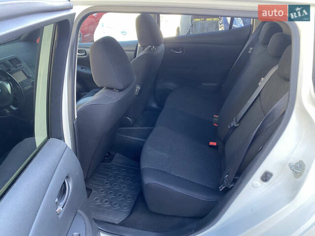 Ниссан Лиф 2014 в Черновцах на Automoto.ua Красный Ниссан Лиф, объемом двигателя 0 л и пробегом 125 тыс. км за 6290 $, фото 7 на Automoto.ua