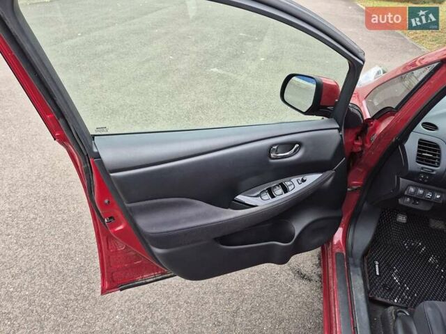 Красный Ниссан Лиф, объемом двигателя 0 л и пробегом 87 тыс. км за 7500 $, фото 19 на Automoto.ua