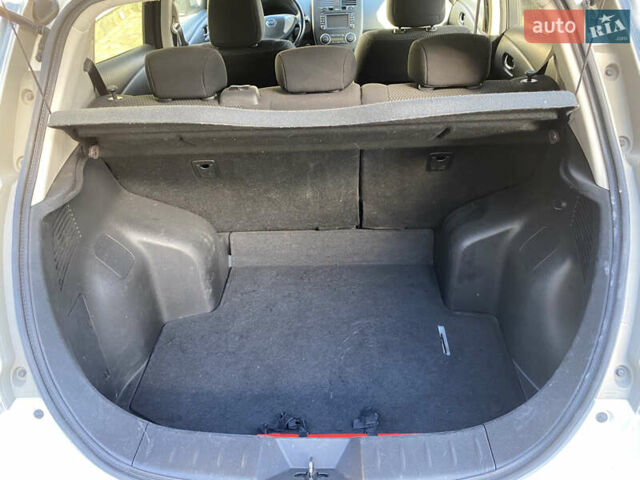 Ниссан Лиф 2014 в Черновцах на Automoto.ua Красный Ниссан Лиф, объемом двигателя 0 л и пробегом 125 тыс. км за 6290 $, фото 9 на Automoto.ua