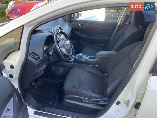 Ниссан Лиф 2014 в Черновцах на Automoto.ua Красный Ниссан Лиф, объемом двигателя 0 л и пробегом 125 тыс. км за 6290 $, фото 8 на Automoto.ua