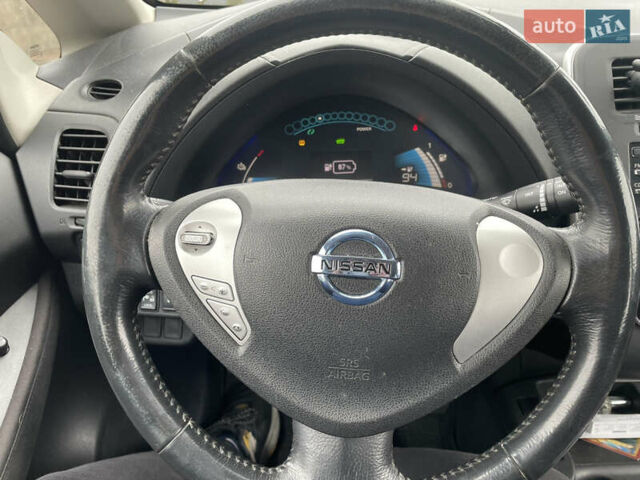 Красный Ниссан Лиф, объемом двигателя 0 л и пробегом 156 тыс. км за 6500 $, фото 12 на Automoto.ua