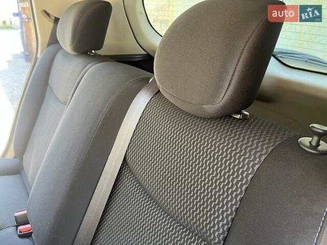 Красный Ниссан Лиф, объемом двигателя 0 л и пробегом 108 тыс. км за 7700 $, фото 13 на Automoto.ua