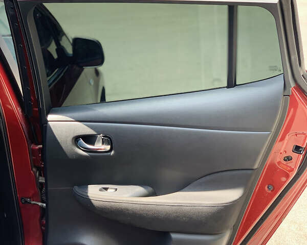 Красный Ниссан Лиф, объемом двигателя 0 л и пробегом 130 тыс. км за 8100 $, фото 13 на Automoto.ua