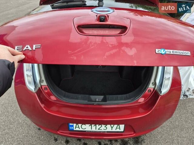 Красный Ниссан Лиф, объемом двигателя 0 л и пробегом 87 тыс. км за 7500 $, фото 2 на Automoto.ua