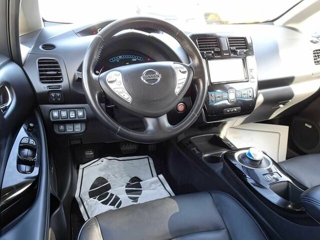 Красный Ниссан Лиф, объемом двигателя 0 л и пробегом 85 тыс. км за 4700 $, фото 9 на Automoto.ua