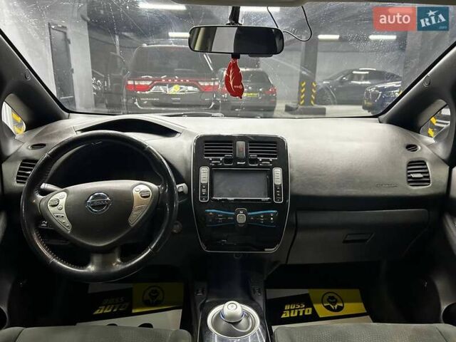 Красный Ниссан Лиф, объемом двигателя 0 л и пробегом 93 тыс. км за 7100 $, фото 15 на Automoto.ua