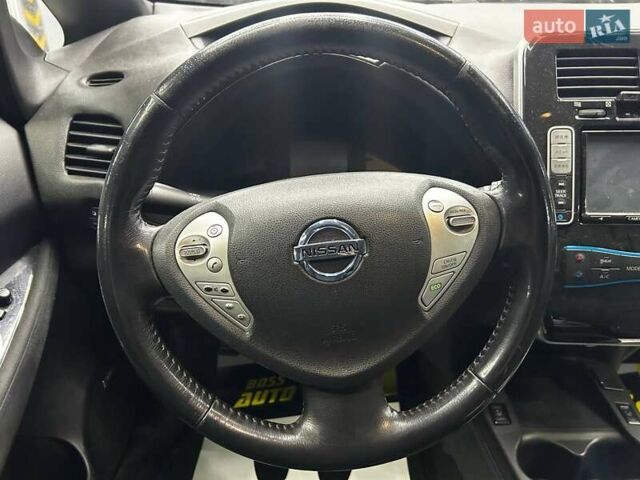 Красный Ниссан Лиф, объемом двигателя 0 л и пробегом 93 тыс. км за 7100 $, фото 13 на Automoto.ua