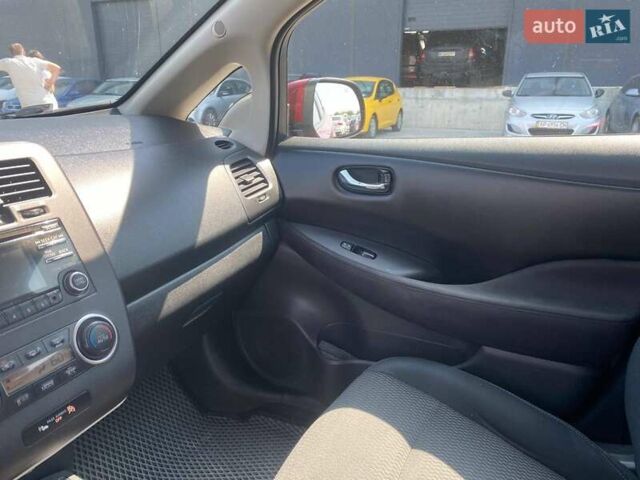 Червоний Ніссан Ліф, об'ємом двигуна 0 л та пробігом 92 тис. км за 8890 $, фото 22 на Automoto.ua