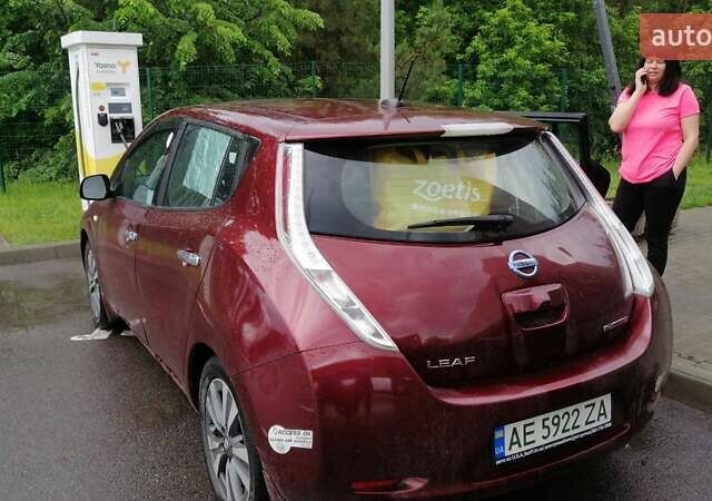 Красный Ниссан Лиф, объемом двигателя 0 л и пробегом 83 тыс. км за 10500 $, фото 7 на Automoto.ua