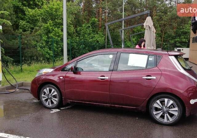 Красный Ниссан Лиф, объемом двигателя 0 л и пробегом 83 тыс. км за 10500 $, фото 6 на Automoto.ua