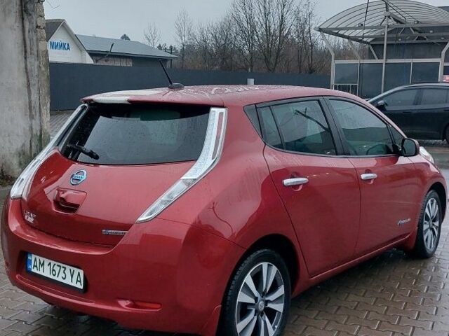 Красный Ниссан Лиф, объемом двигателя 0 л и пробегом 84 тыс. км за 7400 $, фото 3 на Automoto.ua