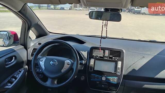 Красный Ниссан Лиф, объемом двигателя 0 л и пробегом 95 тыс. км за 7900 $, фото 13 на Automoto.ua