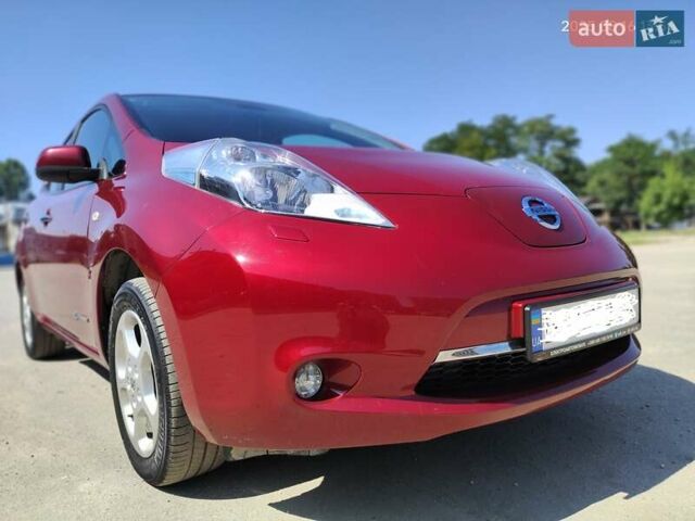 Красный Ниссан Лиф, объемом двигателя 0 л и пробегом 95 тыс. км за 7900 $, фото 4 на Automoto.ua