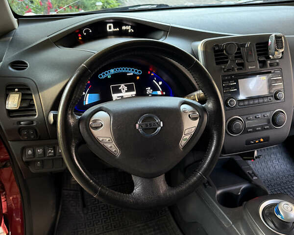 Красный Ниссан Лиф, объемом двигателя 0 л и пробегом 105 тыс. км за 7900 $, фото 14 на Automoto.ua