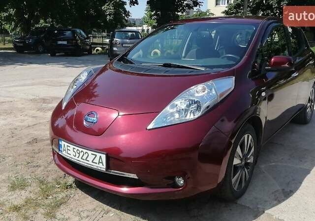 Красный Ниссан Лиф, объемом двигателя 0 л и пробегом 83 тыс. км за 10500 $, фото 2 на Automoto.ua