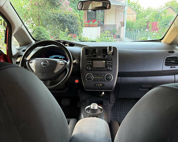 Красный Ниссан Лиф, объемом двигателя 0 л и пробегом 105 тыс. км за 7900 $, фото 13 на Automoto.ua