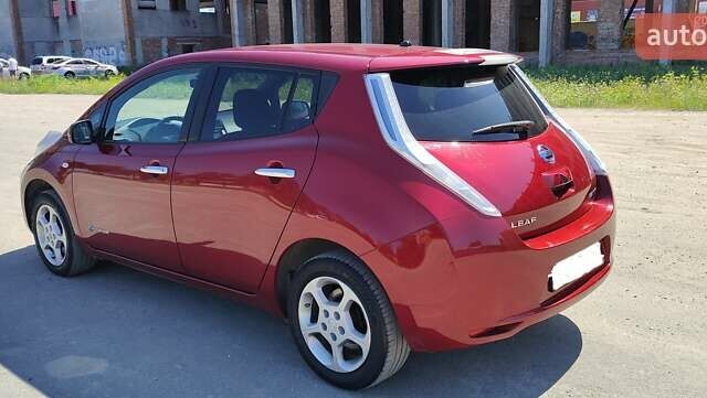 Красный Ниссан Лиф, объемом двигателя 0 л и пробегом 95 тыс. км за 7900 $, фото 2 на Automoto.ua