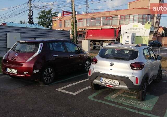 Красный Ниссан Лиф, объемом двигателя 0 л и пробегом 83 тыс. км за 10500 $, фото 9 на Automoto.ua