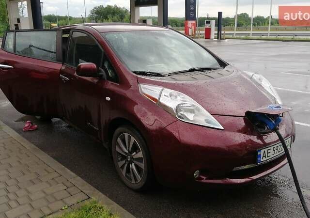 Красный Ниссан Лиф, объемом двигателя 0 л и пробегом 83 тыс. км за 10500 $, фото 8 на Automoto.ua