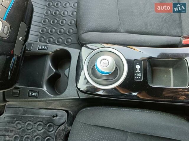 Красный Ниссан Лиф, объемом двигателя 0 л и пробегом 94 тыс. км за 8600 $, фото 24 на Automoto.ua