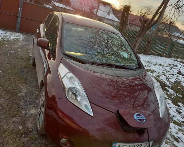 Красный Ниссан Лиф, объемом двигателя 0 л и пробегом 83 тыс. км за 10500 $, фото 10 на Automoto.ua