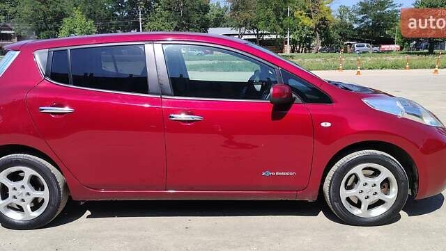 Красный Ниссан Лиф, объемом двигателя 0 л и пробегом 95 тыс. км за 7900 $, фото 1 на Automoto.ua