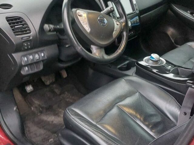 Красный Ниссан Лиф, объемом двигателя 0 л и пробегом 84 тыс. км за 7400 $, фото 5 на Automoto.ua