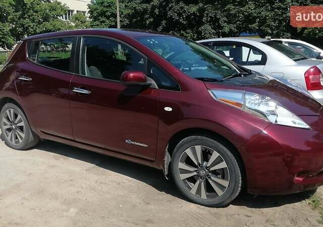 Красный Ниссан Лиф, объемом двигателя 0 л и пробегом 83 тыс. км за 10500 $, фото 4 на Automoto.ua